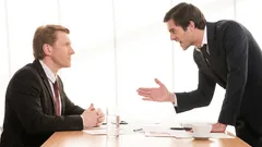 Comment gagner un débat sans élever la voix : astuces psychologiques